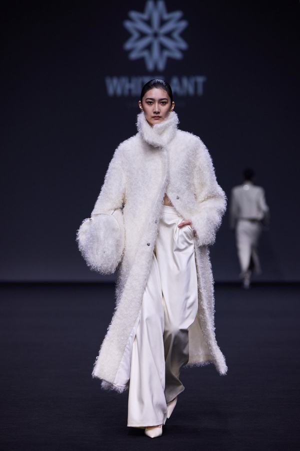 WHITE ANT Tempo Reverso AW26, Shanghai Fashion Week runway look 9