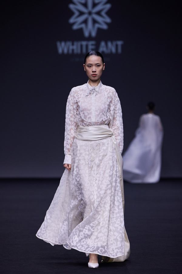 WHITE ANT Tempo Reverso AW26, Shanghai Fashion Week runway look 16