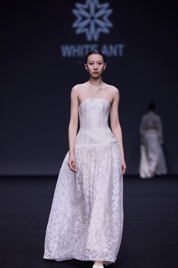 WHITE ANT Tempo Reverso AW26, Shanghai Fashion Week runway look 17
